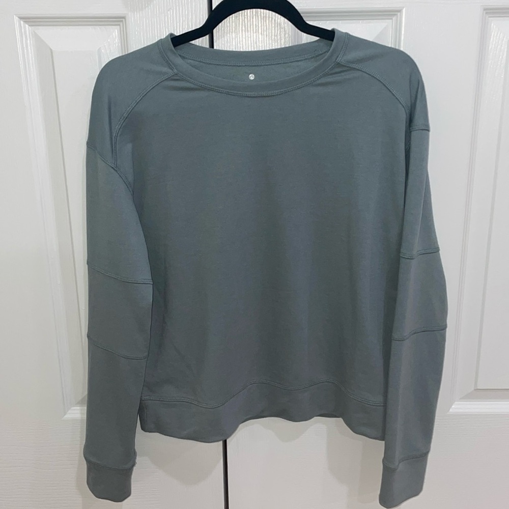 Active wear medium long sleeve teal green tee